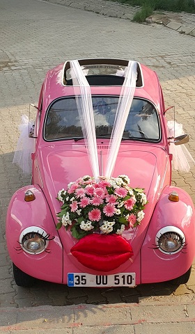 décoration voiture de mariage humoristique